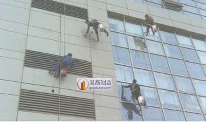 保證玻璃幕墻的美觀和安全 國都創益的創新家居清潔服務